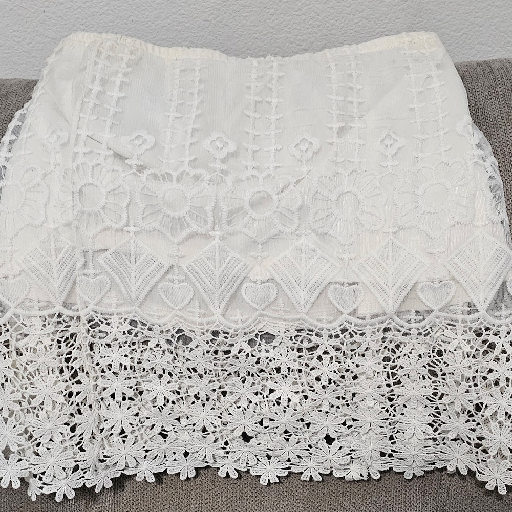 Chic White Lace Mini Skirt